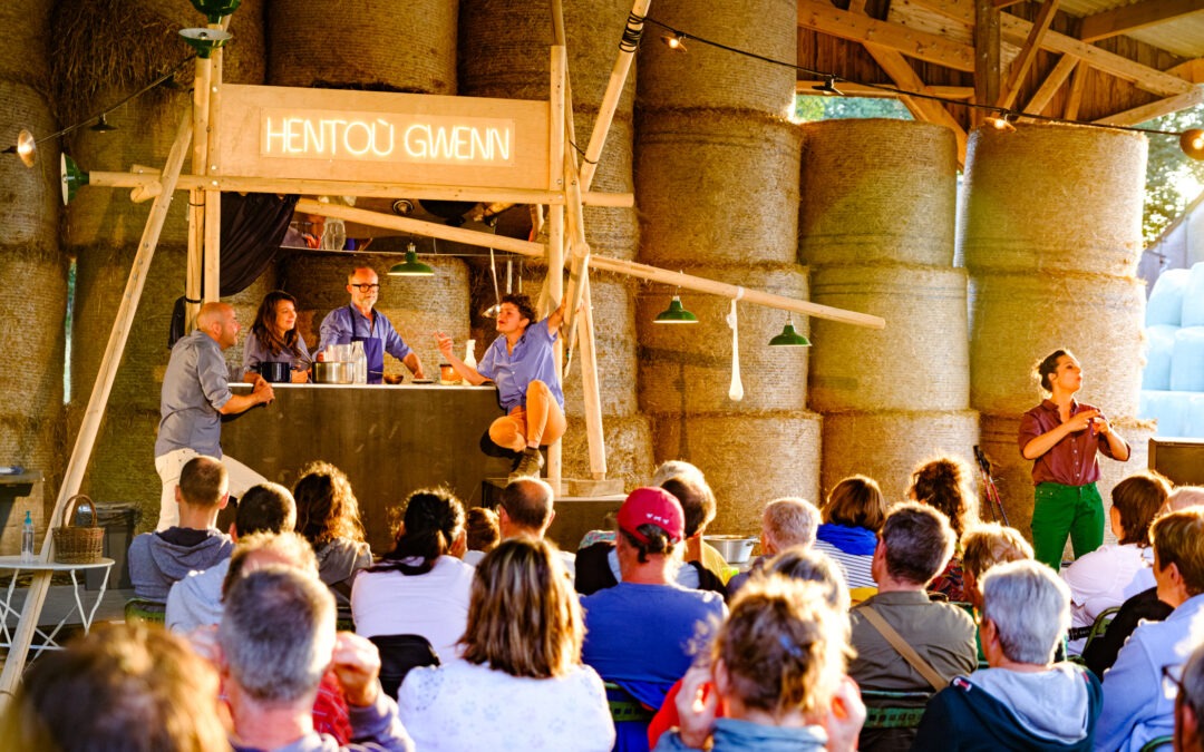 Cet été, un voyage théâtral, multilingue et culinaire au cœur des fermes bretonnes